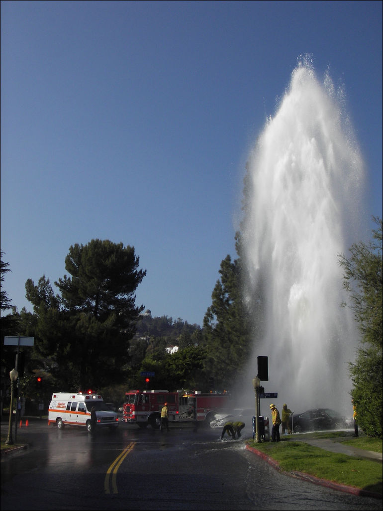 http://www.aljalawi.net/wp-content/uploads/2011/06/fire-hydrant-accident-05.jpg