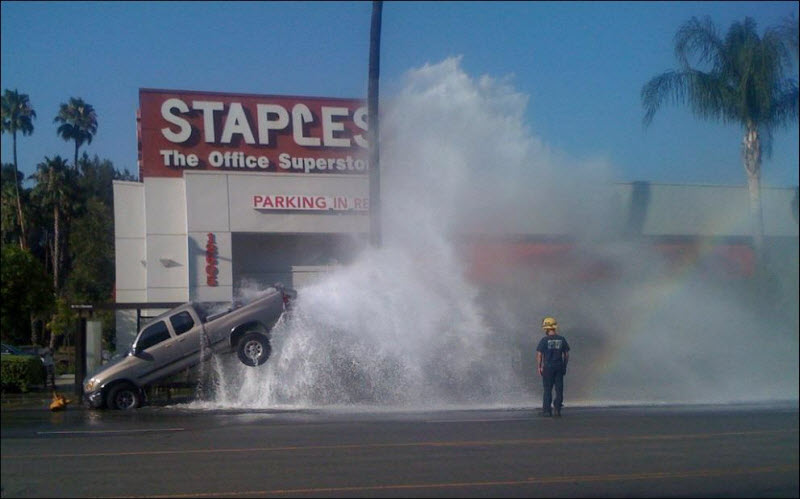 http://www.aljalawi.net/wp-content/uploads/2011/06/fire-hydrant-accident-22.jpg