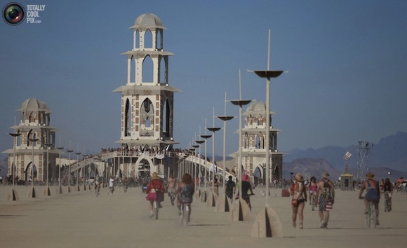 http://www.aljalawi.net/wp-content/uploads/2011/09/burningman_040-900x550.jpg