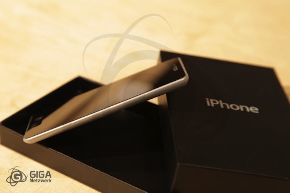 http://www.aljalawi.net/wp-content/uploads/2011/09/fan-made-iphone-5-prototype.jpeg