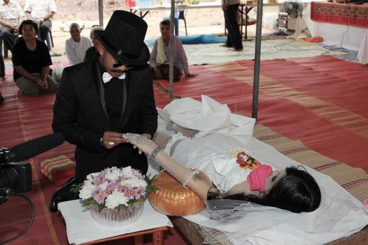 شاب يتزوج صديقته ” الميته ” بعد قصة حب انتهت بحادث سياره