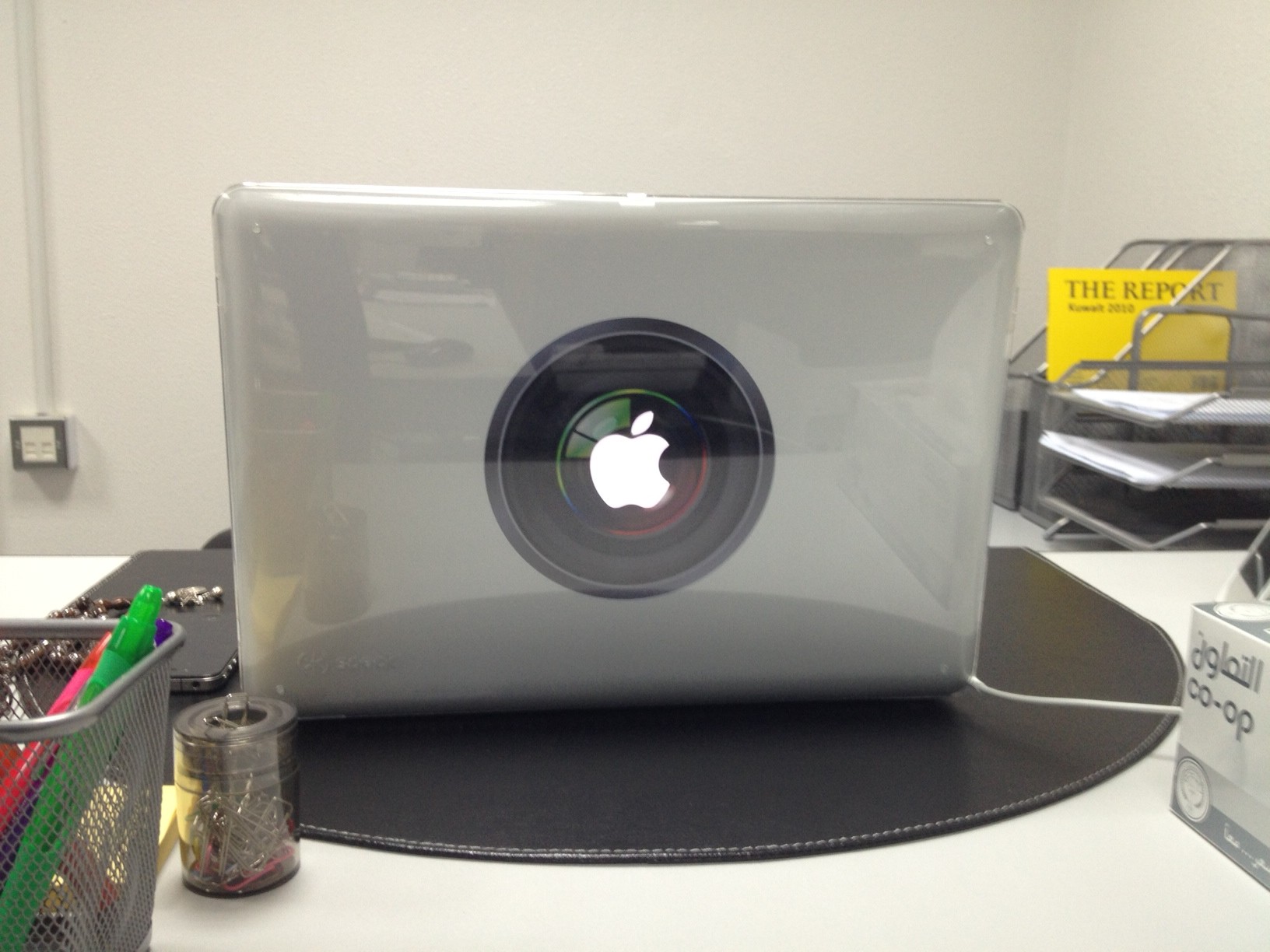 تجربة ستيكرات MacBook Pro على عدسه .. وسنو وايت !