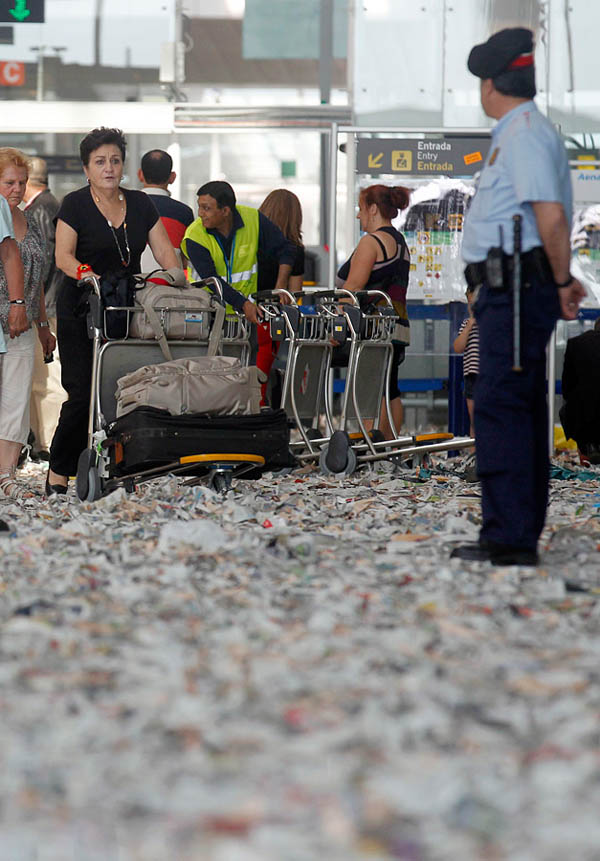 برشلونه : ماذا يحدث إذا لم يتم تنظيف المطار يومين ؟