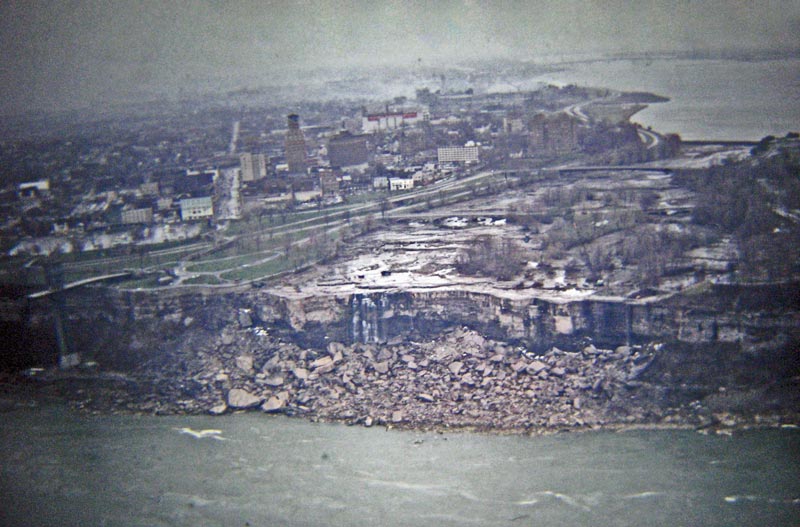 صور نادرة : شلالات نياجرا الأمريكية تجف بعد زلزال عام 1969م