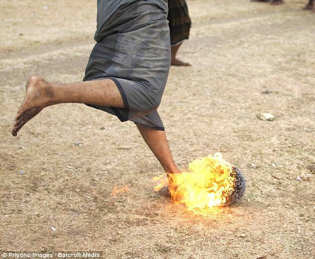 صور : في اندونيسيا يلعبون كرة قدم من النار !