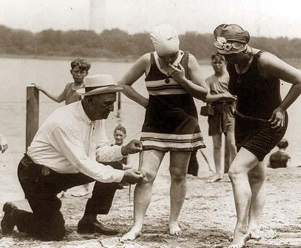 صور : قوانين ملابس السباحة المحتشمة على شواطئ امريكا عام 1920م
