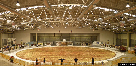 صور : أكبر بيتزا في العالم .. طولها 40 متر .. وزنها أكثر من 23 طن !