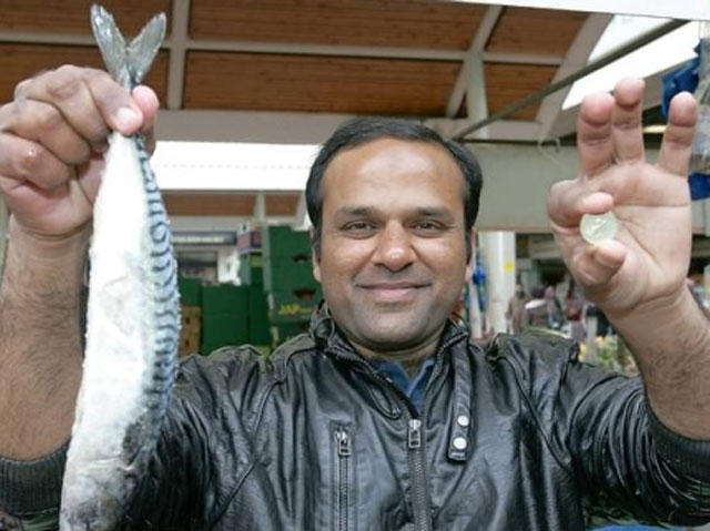 صور / فيديو : محمد نذير بائع سمك يتحول إلى مليونير في غمضة عين !