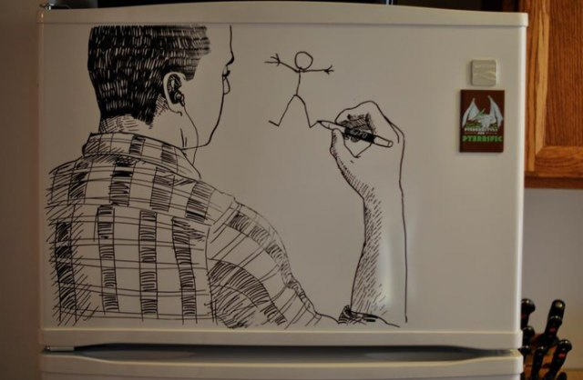 صور : الرسم على الثلاجة بأقلام السبورة !