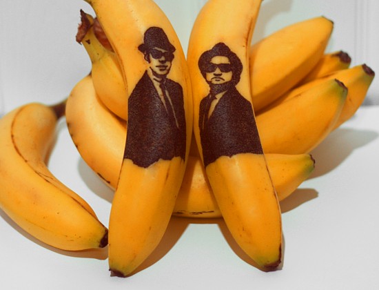 فن : فلبينية ترسم على قشرة الموز بالإبرة !