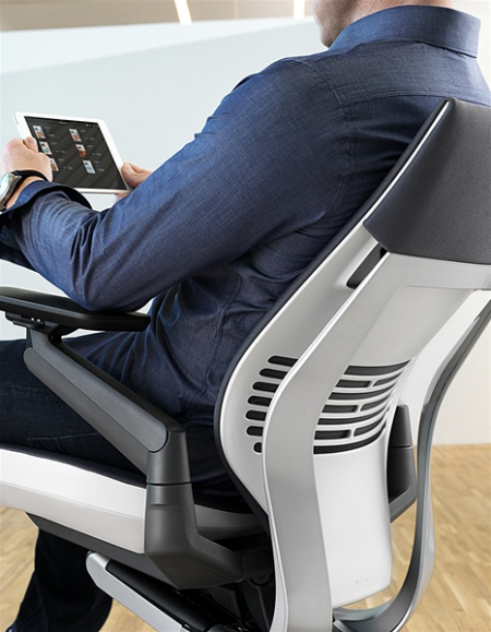 صور / فيديو : ابتكار كرسي مخصص لمستخدمين التقنية الحديثة