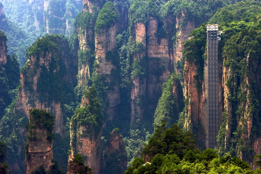 الصين : أطول أصنصير خارجي في العالم ومعلق على الجبل !
