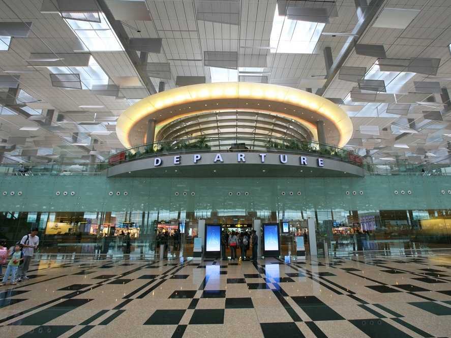 صور : مطار سنغافورة يحصل على جائزة أفضل مطار في العالم لعام 2013