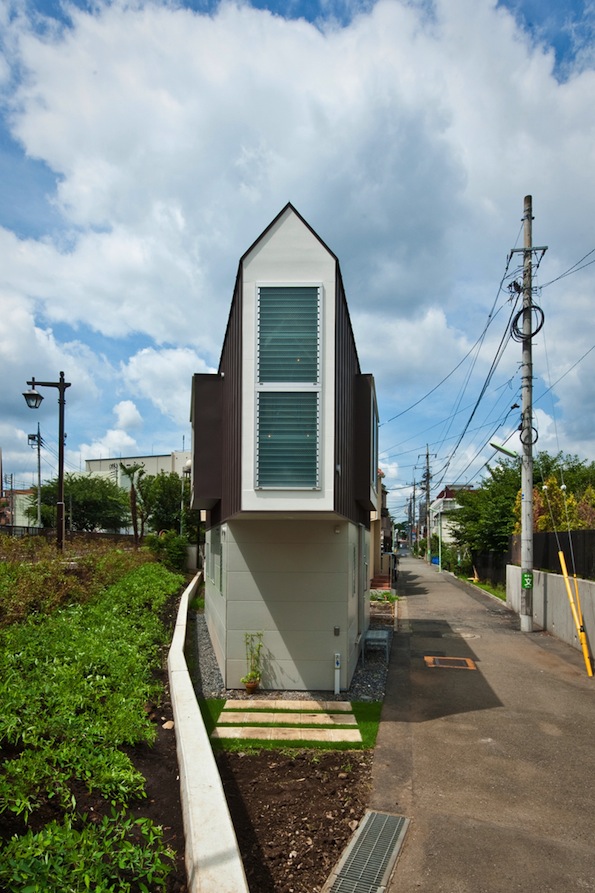صور : مهندس معماري ياباني يبني منزل صغير في نهاية الشارع