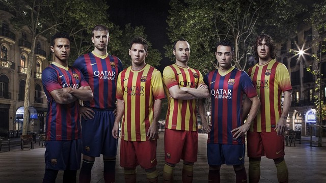 صور / فيديو : نادي برشلونة يعلن عن قميصه الجديد وتمثال كولمبوس يرتديه !