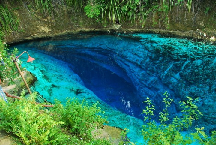 صور : نهر شفاف وغريب في الفلبين !