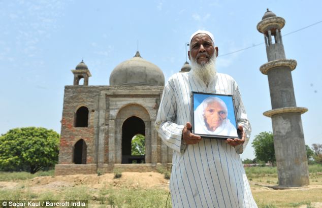 صور : هندي يبني نسخة أخرى من ” تاج محل ” تخليداً لزوجته المتوفية