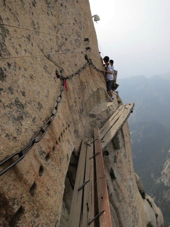 صور / فيديو : أخطر معبد على قمة جبل في الصين