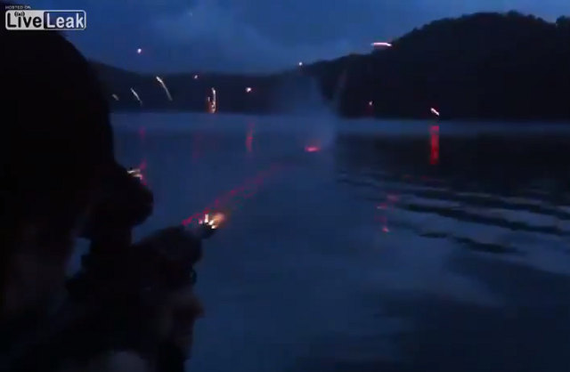 فيديو : شاهد ارتداد طلقات النار على سطح البحيرة
