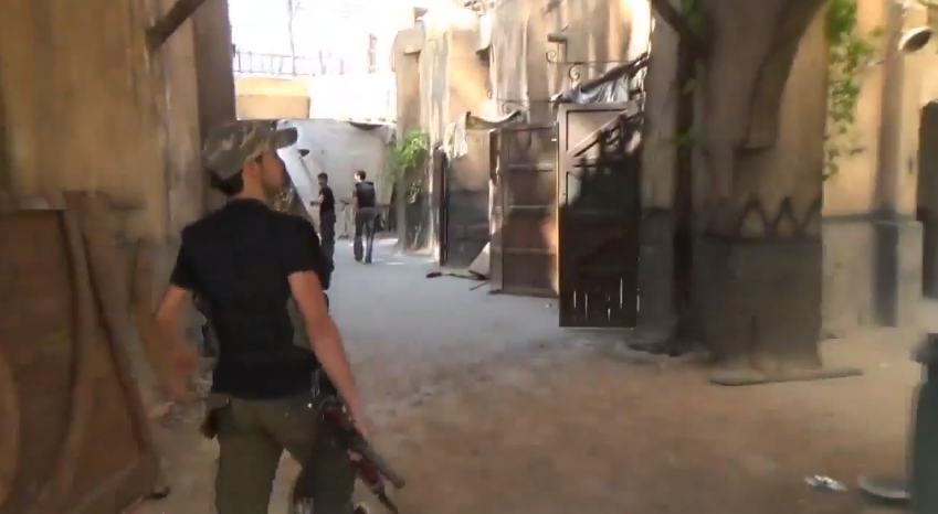 فيديو : الجيش الحر يستولي على استيديو مسلسل باب الحارة !
