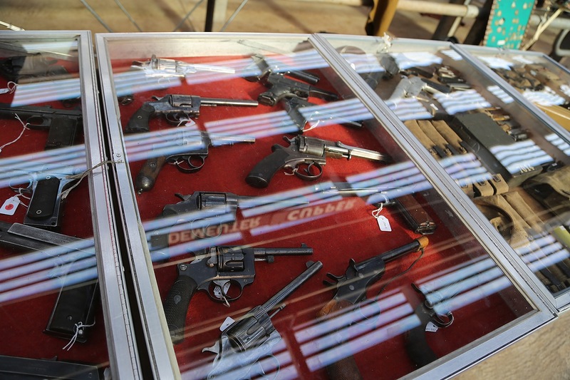 صور : معرض عام للأسلحة والذخيرة الحية في بلجيكا