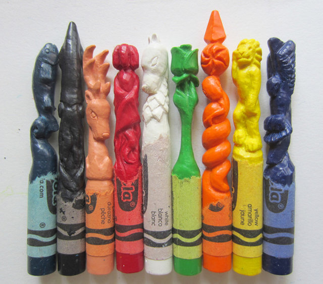 صور : فنان ينحت أقلام الألوان الشمعية ويبيع كل قلم بـ 25$ !