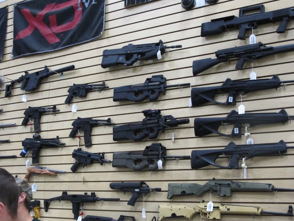 صور وعنوان : محل اسلحة في امريكا يتيح لك تجربة أي سلاح بخاطرك