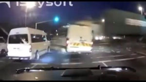 فيديو : شاحنة ” تطحن ” السيارات بعد تجاوز الإشارة الحمراء