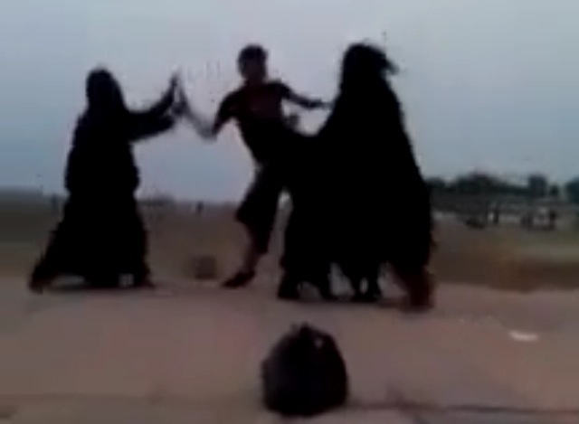 فيديو : فتيات يضربن شاب تحرش بهن في جدة