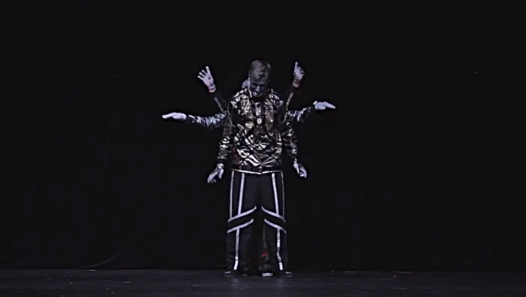 فيديو : ثلاثة شباب يحترفون الرقص الآلي