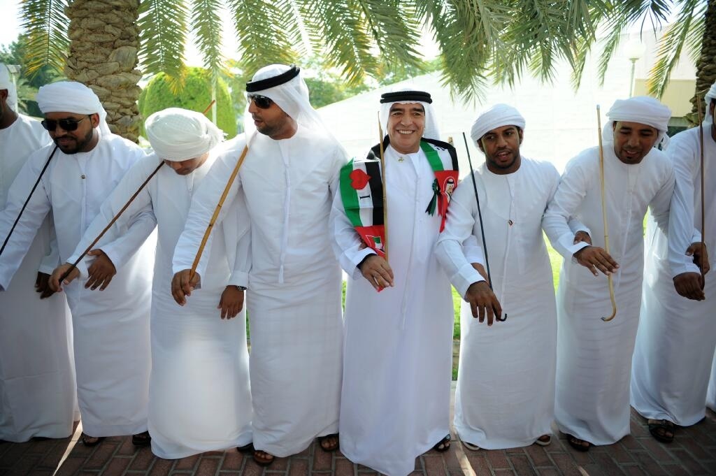 فيديو : مارادونا  .. يرقص الرزفة الشعبية بالزي الاماراتي