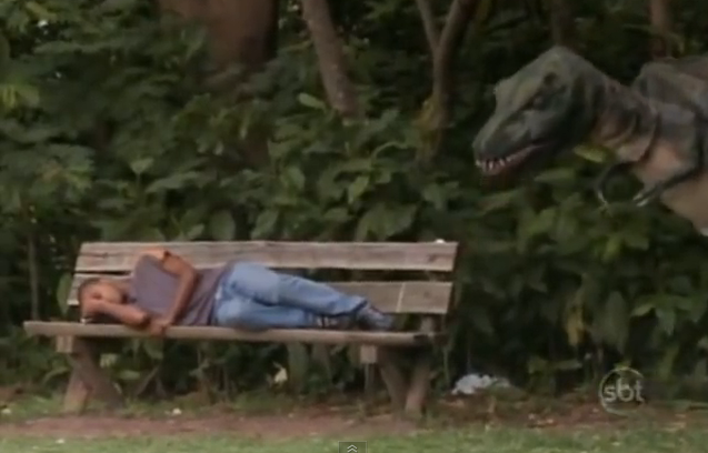 فيديو : مقلب الديناصور الهارب في الحديقة !