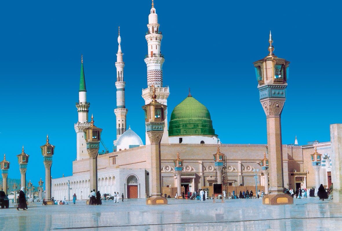 فيديو : اضافة " الصلاة في رحالكم " في أذان فجر مسجد المدينة المنورة