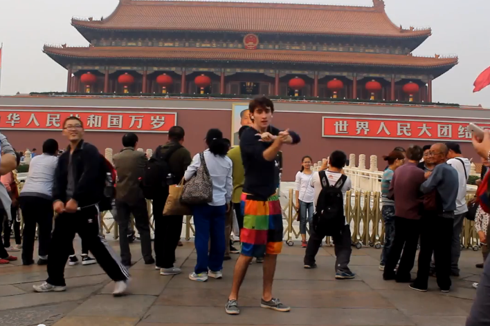 فيديو : شاب امريكي يرقص في الصين لمدة 100 يوم