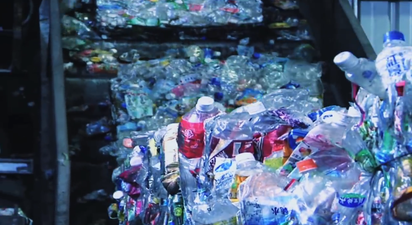 فيديو : شاهد كيف تقوم شركة نايكي بتدوير ” بطل بلاستيك ” وتحوله إلى تيشيرت رياضي