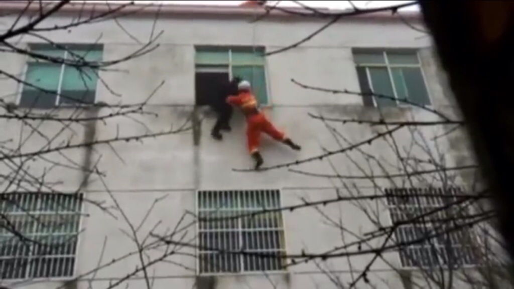 فيديو : إنقاذ سيدة حاولت الإنتحار من شباك المنزل