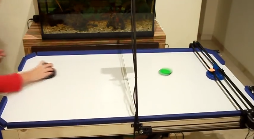 فيديو : شاب يخترع منافس آلي صعب جداً في لعبة هوكي الطاولة