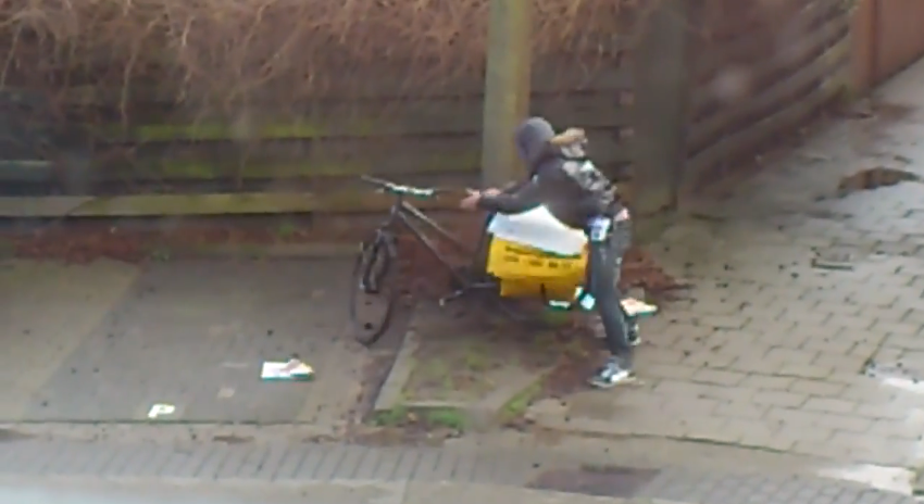 فيديو : موزع صحف يفصل على دراجته ويضربها !