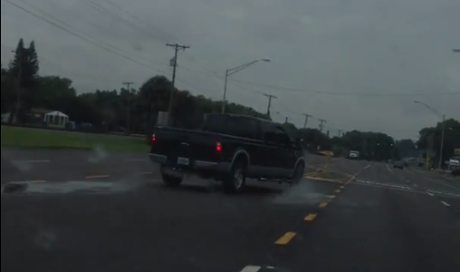 فيديو : سائق يضايق سيارة أخرى ثم يتعرض لحادث .. يحقق ملايين المشاهدات