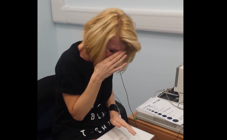 فيديو : شاهد ردة فعل امرأة عمرها 40 عام تسمع الأصوات لأول مرة