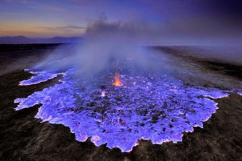 صور : بركان ازرق في اندونيسيا .. كأنه من فيلم خيالي