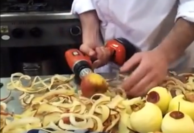 فيديو : أسرع طريقة لتقشير التفاح !