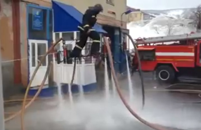 فيديو : رجل إطفاء روسي يطير بواسطة ضخ الماء !