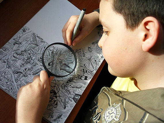 صور : طفل صربي يرسم الحيوانات بدقة عالية مستخدماً عدسة مكبرة