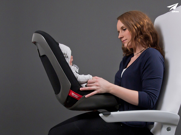 صور : ابتكار كرسي مخصص للأطفال الرضع في الطائرة