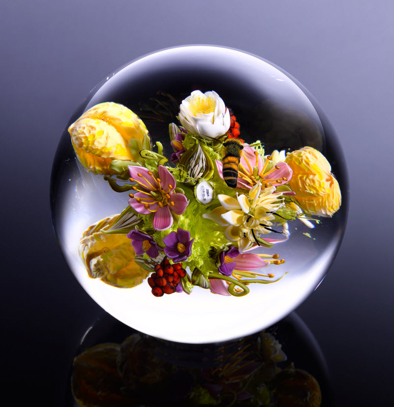 صور : تحف زجاجية تحتوي على أزهار ونحل كأنها حقيقية