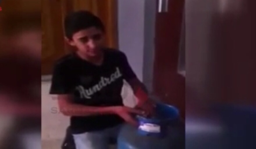 فيديو : طفل لبناني يعمل في تبديل الغاز يفاجئ الناس بصوته العذب في تلاوة القرآن الكريم
