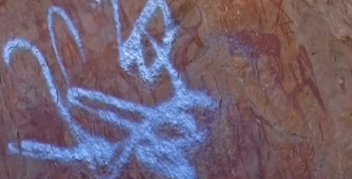 فيديو : مخربون يدمرون رسوما صخرية تعود لعصور ما قبل التاريخ