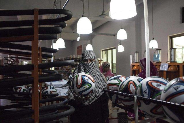 صور : شاهد كيف يتم صناعة كرات كأس العالم 2014 في اقليم بنجاب في باكستان