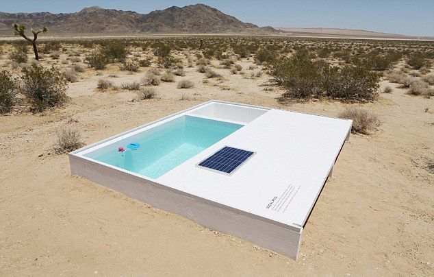 صور : فنان نمساوي يصمم حوض سباحة سري وسط صحراء كاليفورنيا